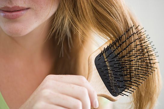 come combattere la caduta stagionale dei capelli