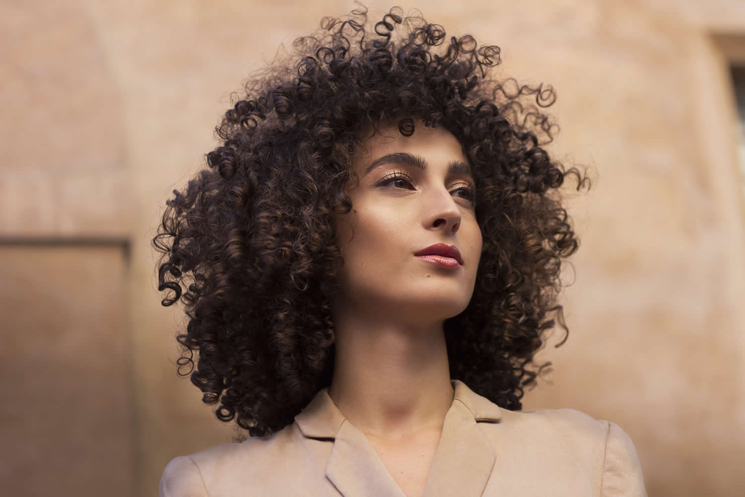E ora che abbiamo scoperto come trattare i capelli ricci, passiamo allo STILE!